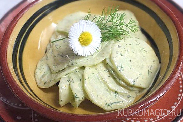 Рецепт салата из огурцов со сметаной, имбирем и куркумой