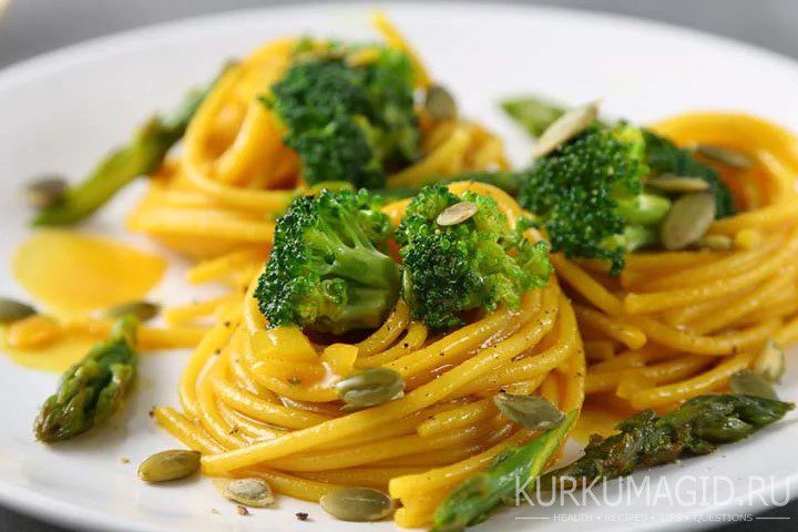 Спагетти с куркумой и зелеными овощами